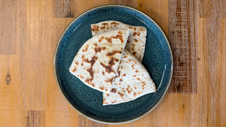 Feta-Naan mit Knoblauch & Kräutern – Mediterranes Fladenbrot