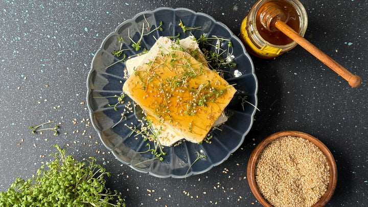 Saganaki - Gebratener Feta mit Honig & weißem Sesam