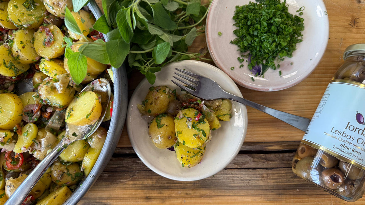 Mediterraner Kartoffelsalat mit Lesbos Oliven & hellem Balsamico