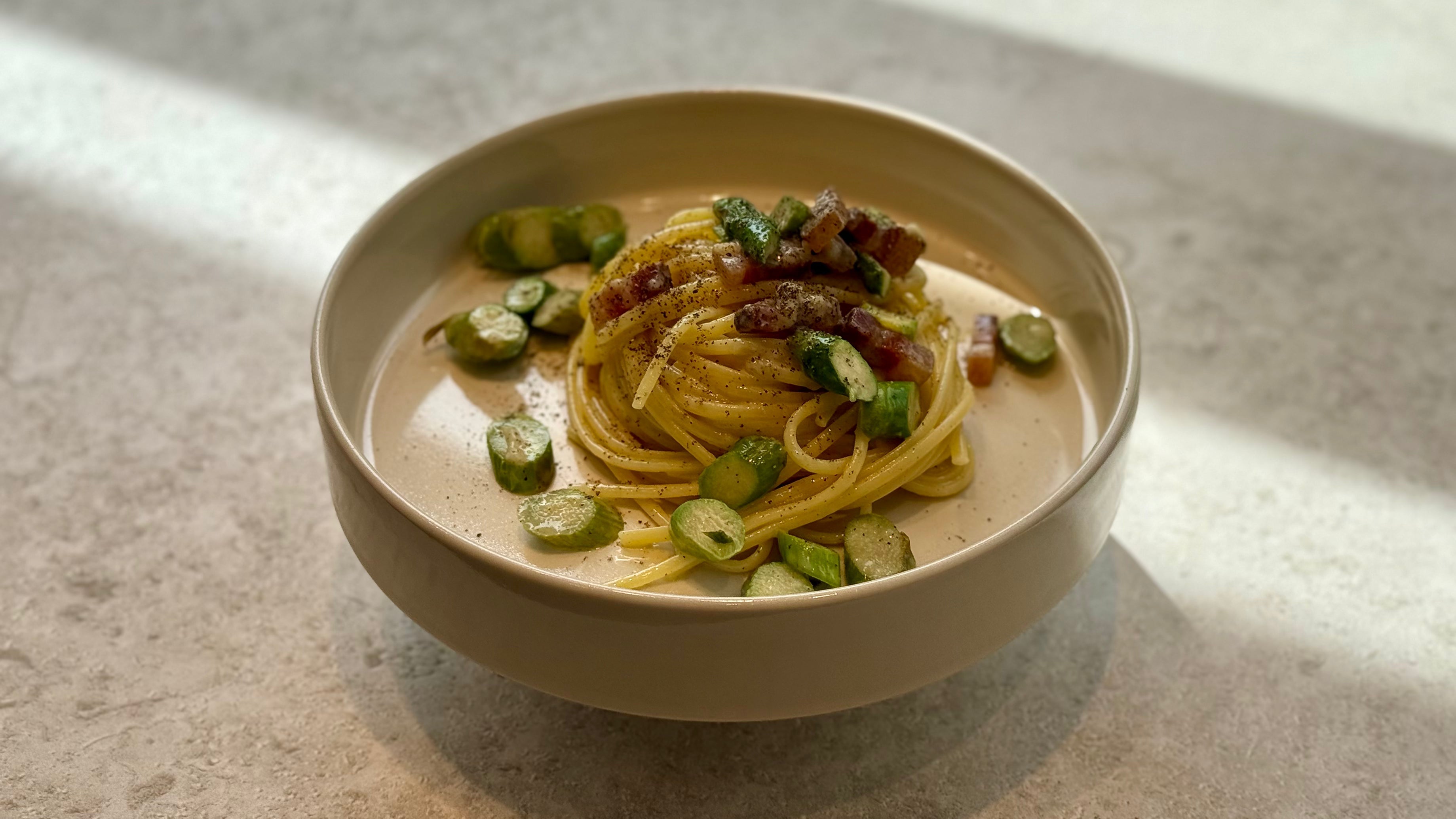 🌿 Frühlings-Carbonara mit grünem Spargel: Wenn der Klassiker Saison feiert