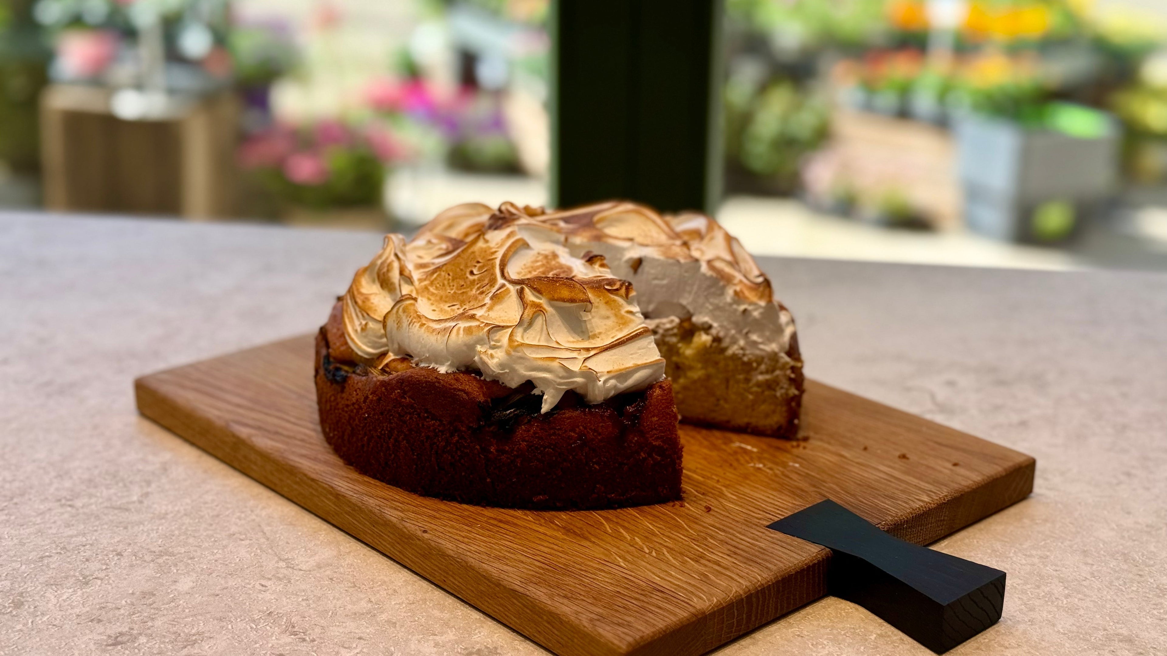 🌿 Rhabarber-Erdbeerkuchen mit Baiserhaube: Wenn Frühling auf einen Teller passt