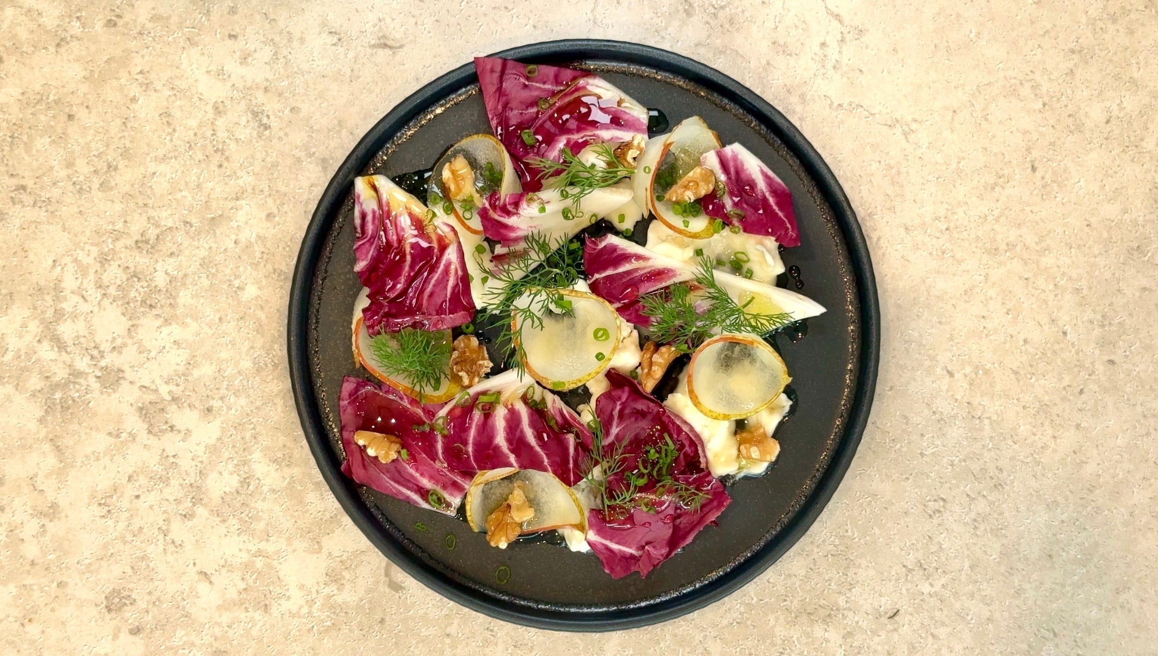Birne mit Gorgonzola, Walnuss und Radicchio