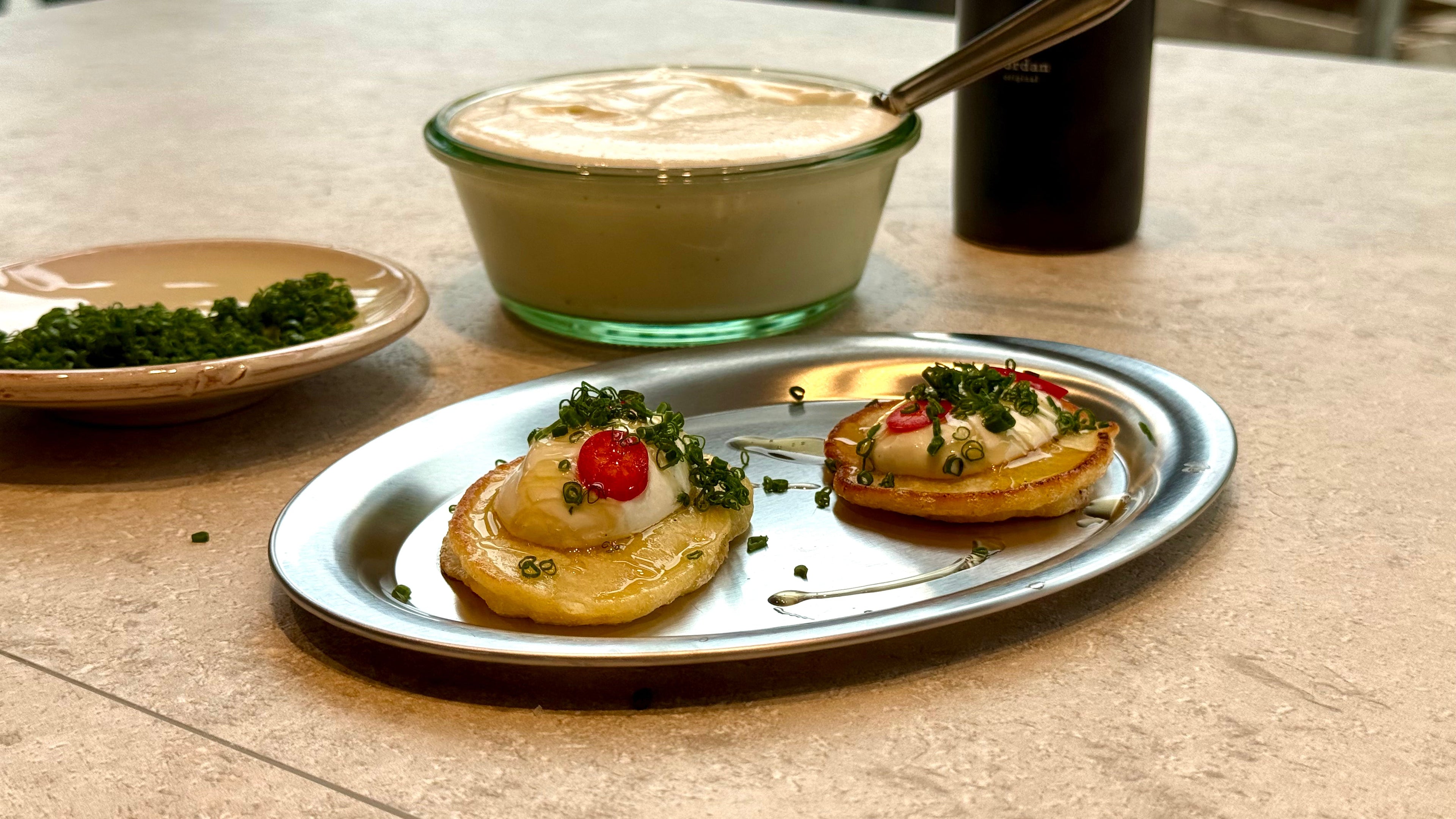 Blini mit Whipped Feta, Honig und Chili