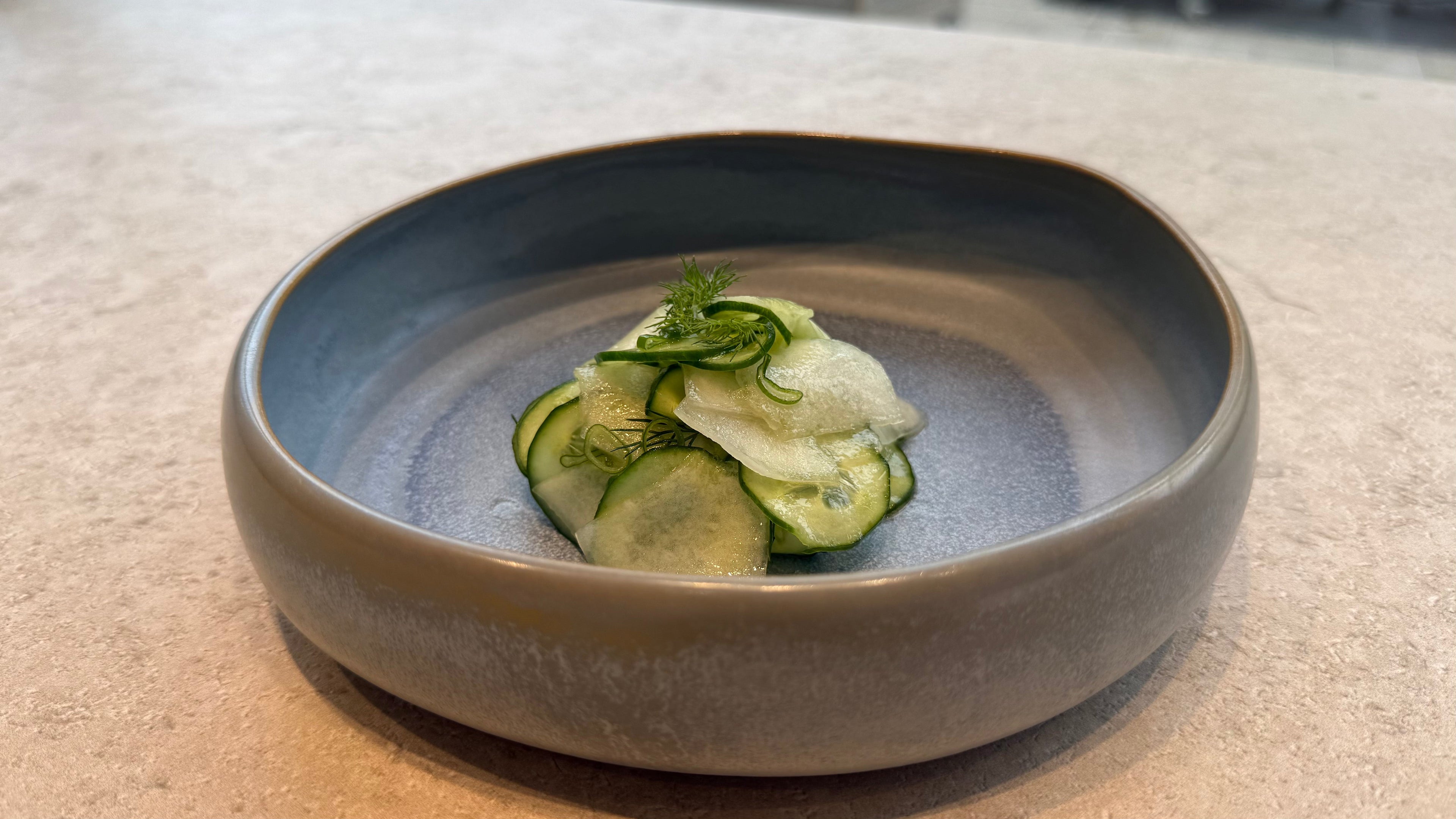 Gurken-Honigmelonen-Salat mit Dill und weißem Balsamico