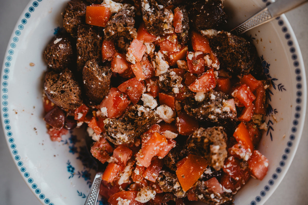 Griechischer Genuss pur: Dakos mit Tomaten, Feta & Kalamata-Oliven