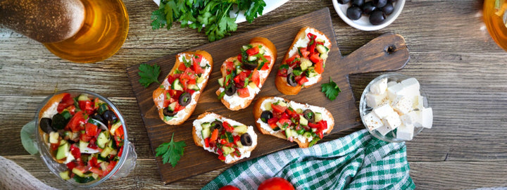 Bruschetta mit griechischem Salat