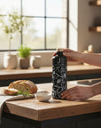 Jordan Keramikflasche - matt schwarz mit weißen Symbolen - inkl. Ausgießer - 500 ml