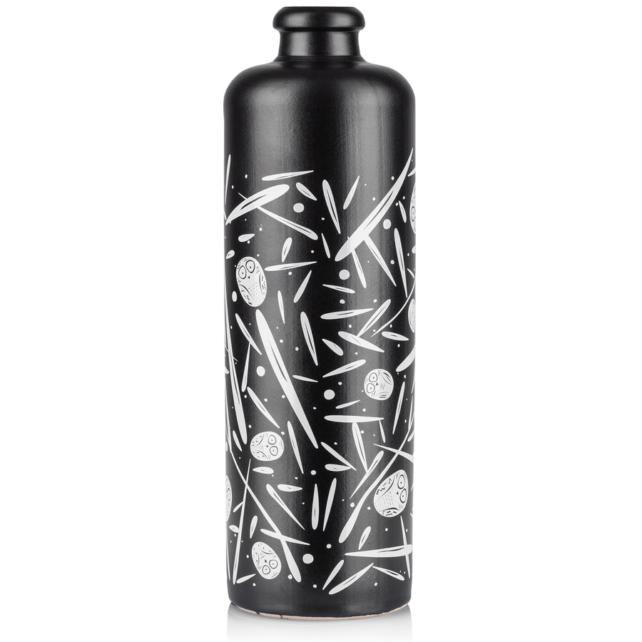 Jordan Keramikflasche - matt schwarz mit weißen Symbolen - inkl. Ausgießer - 500 ml