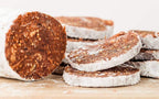 Jordan Olivenöl Feigensalami African Style in Scheiben geschnitten mit Ras el Hanout Gewürzen auf Holzunterlage