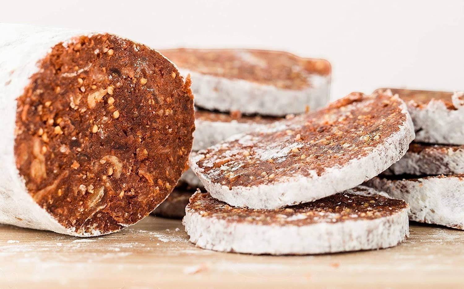 Jordan Olivenöl Feigensalami African Style in Scheiben geschnitten mit Ras el Hanout Gewürzen auf Holzunterlage