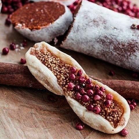 Jordan Olivenöl Feigensalami African Style mit getrockneten Feigen, Ras el Hanout und rosa Pfefferbeeren auf Holzbrett