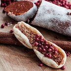 Jordan Olivenöl Feigensalami African Style mit getrockneten Feigen, Ras el Hanout und rosa Pfefferbeeren auf Holzbrett
