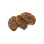 Drei Scheiben Jordan Olivenöl Feigensalami African Style mit Gewürzen auf weißem Hintergrund